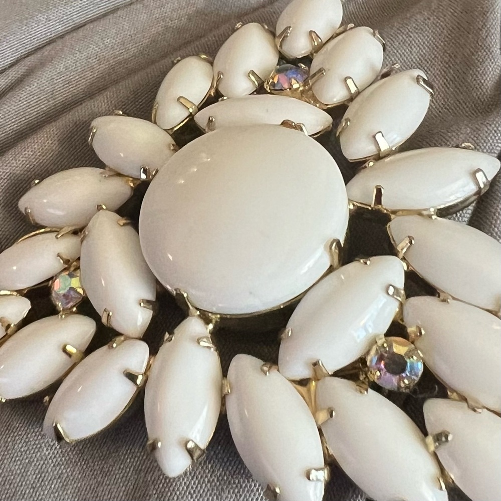 Beautiful Vintage D & E Juliana Milk glass Brooch